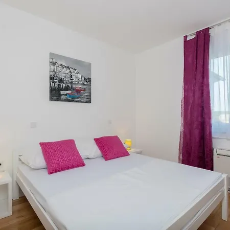Anja 2nd Floor Apartment Peroj