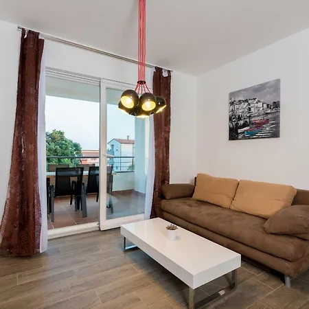 Anja 2nd Floor Apartment Peroj