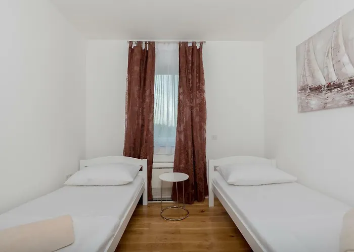 Anja 2nd Floor 아파트 페로이